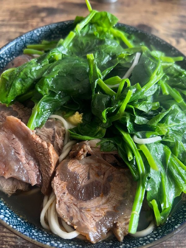 辣卤牛肉面，卤水家里面味道很厚重，豌豆颠儿更是灵魂