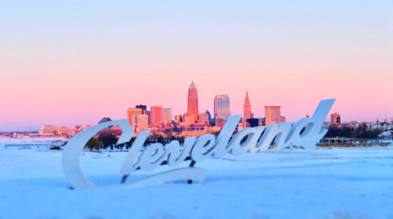 结冰的伊利湖，粉蓝色的克利夫兰 #life