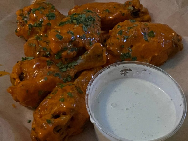 落地 SF 吃的晚餐和午餐，午餐的鸡胸肉竟然能当作一盘正餐，嚼的我腮帮子疼