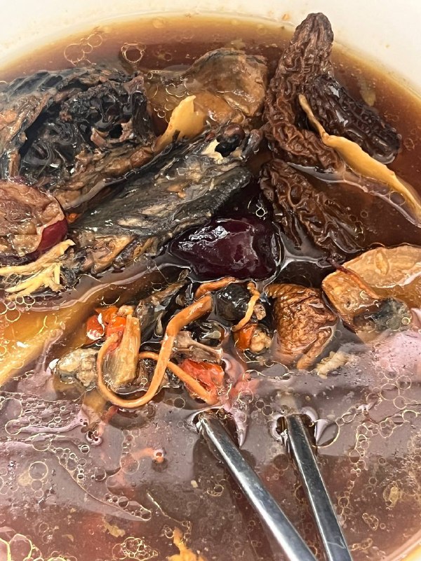 用了妈妈寄过来的羊肚菌和虫草花，鸡汤太好喝了