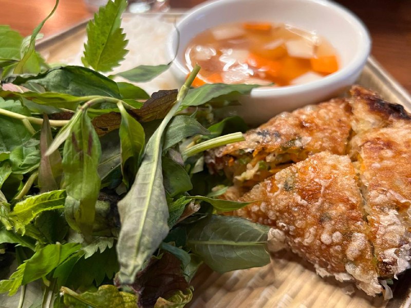 落地 SF 吃的晚餐和午餐，午餐的鸡胸肉竟然能当作一盘正餐，嚼的我腮帮子疼