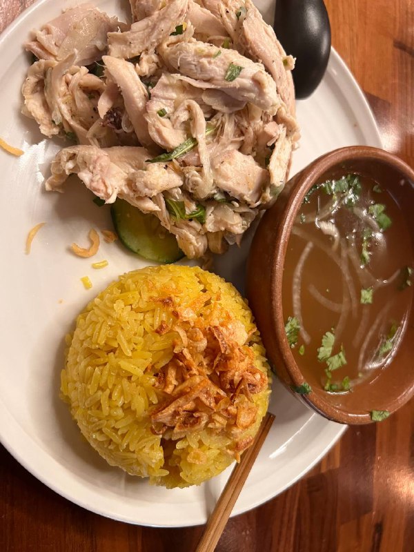 落地 SF 吃的晚餐和午餐，午餐的鸡胸肉竟然能当作一盘正餐，嚼的我腮帮子疼